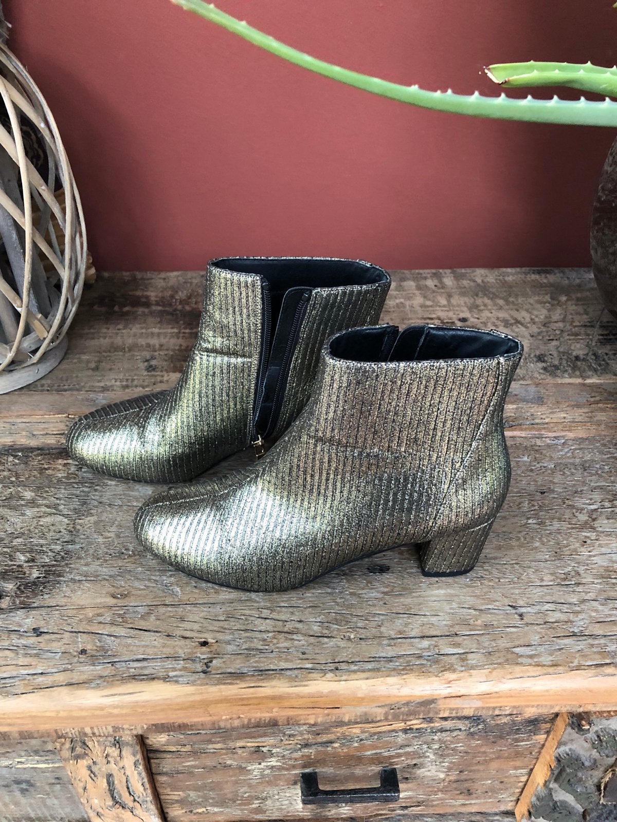 Gouden laarsjes maat 37 - Monoprix Femme, Kleding | Dames, Ophalen of Verzenden, Zo goed als nieuw, Overige kleuren, Lage of Enkellaarzen