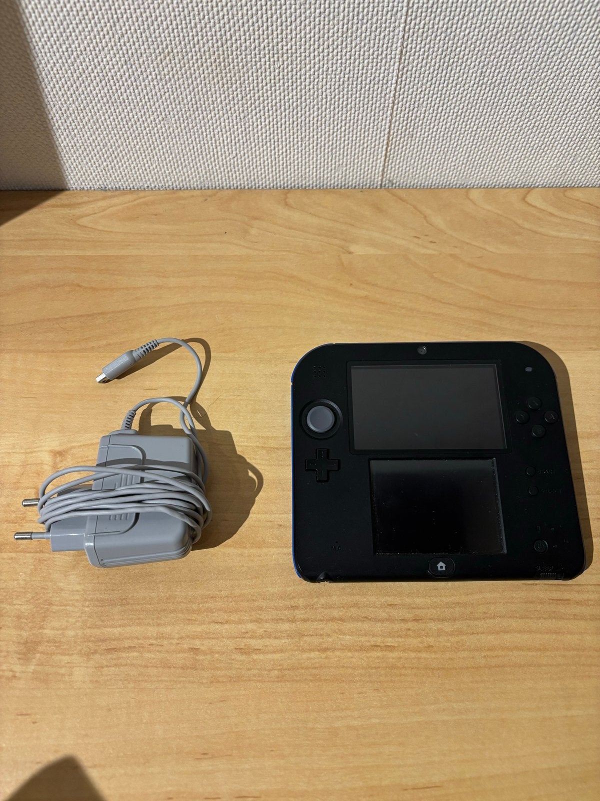 Nintendo 2DS Zwart/Blauw met oplader, Spelcomputers en Games, Spelcomputers | Nintendo 2DS en 3DS, Ophalen of Verzenden, Zo goed als nieuw