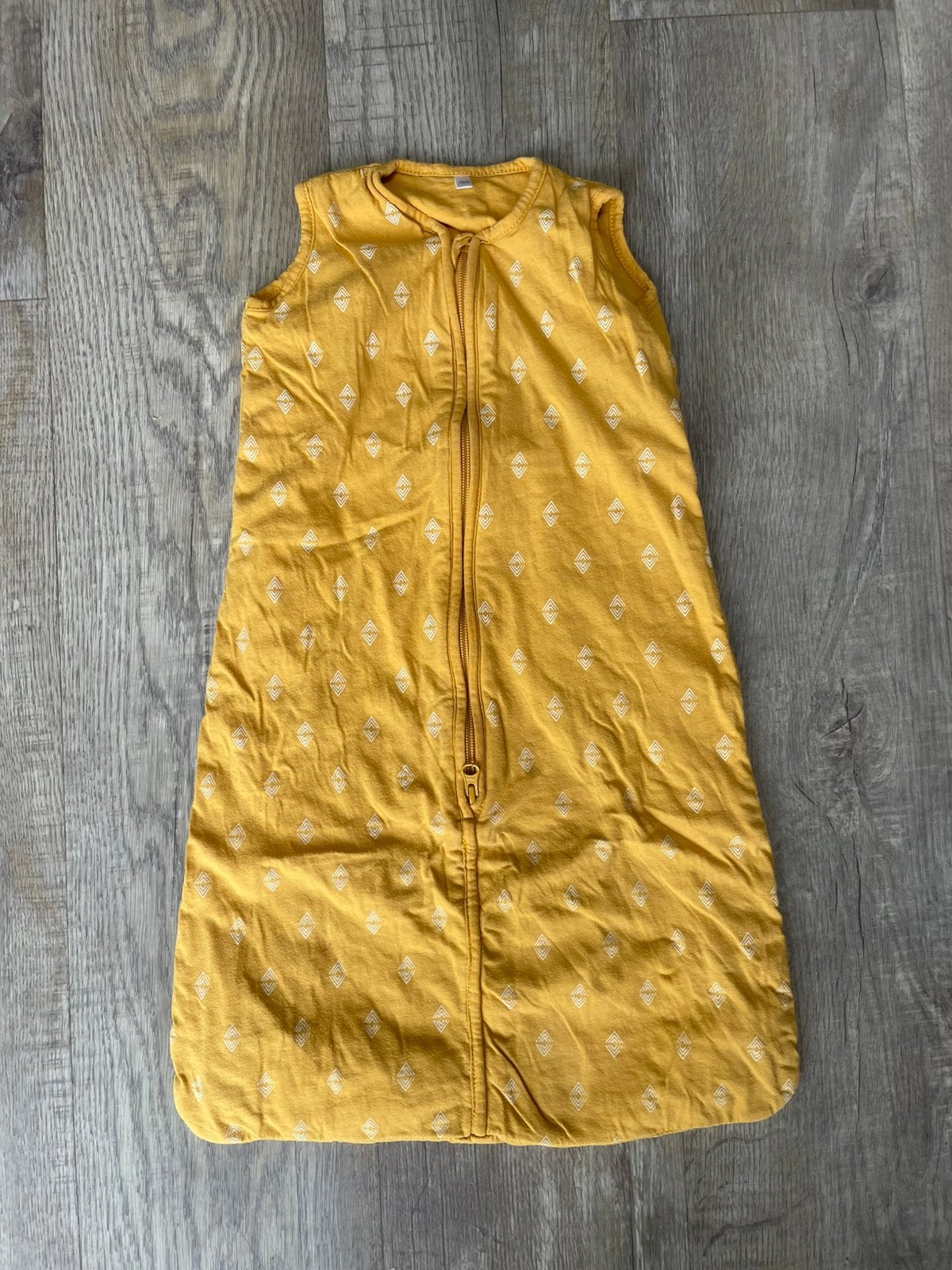 Okergele mouwloze slaapzak met print 70 cm, Ophalen, Zo goed als nieuw, Slaapzak