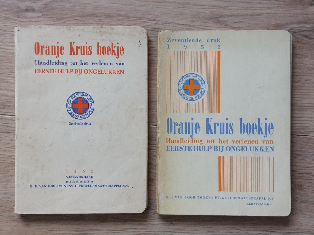 Rode Kruis boekjes 1951 en 1957 - Eerste hulp bij ongelukken, Ophalen of Verzenden, Gelezen