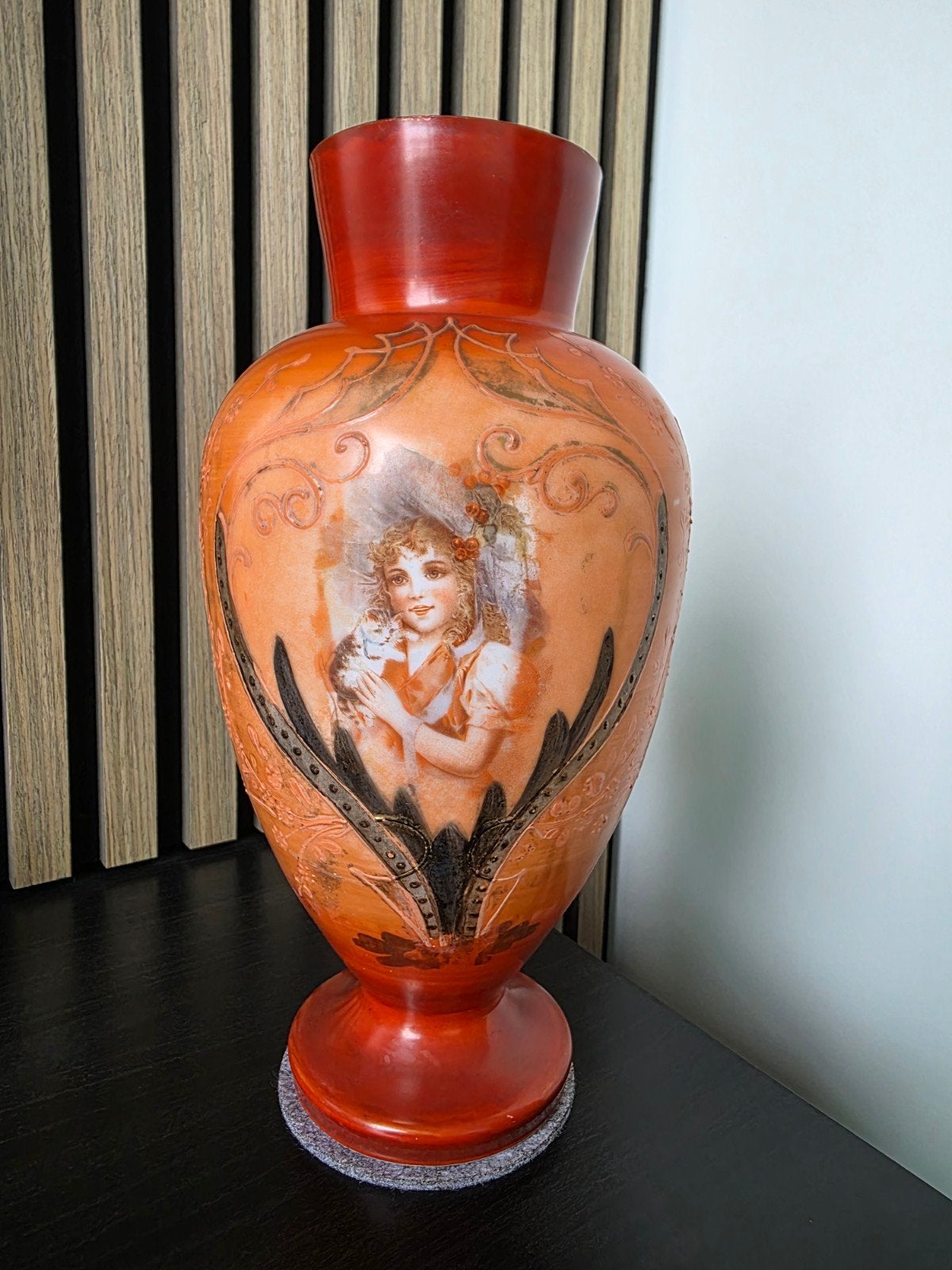 Antieke Boheemse Vaas - Portret Meisje - Opaalglas - 29 cm, Ophalen of Verzenden