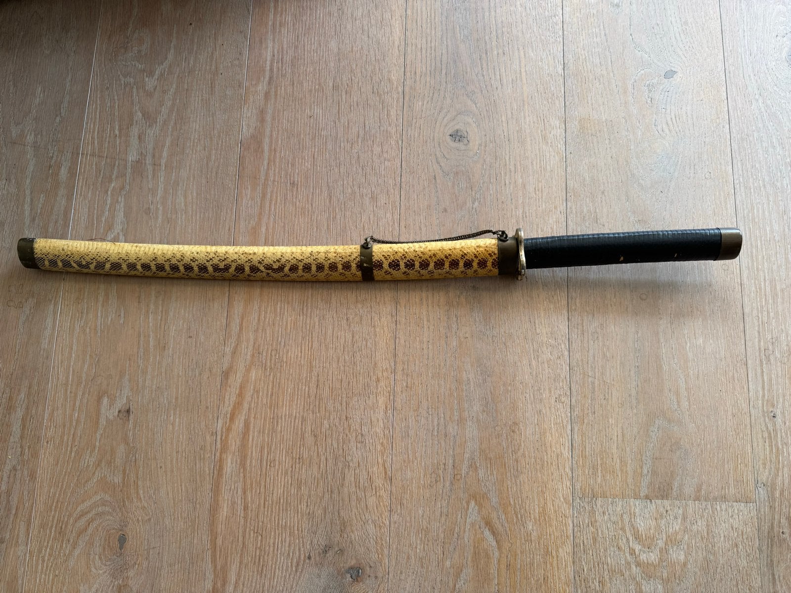 Decoratief zwaard met slangenleer schede, Ophalen