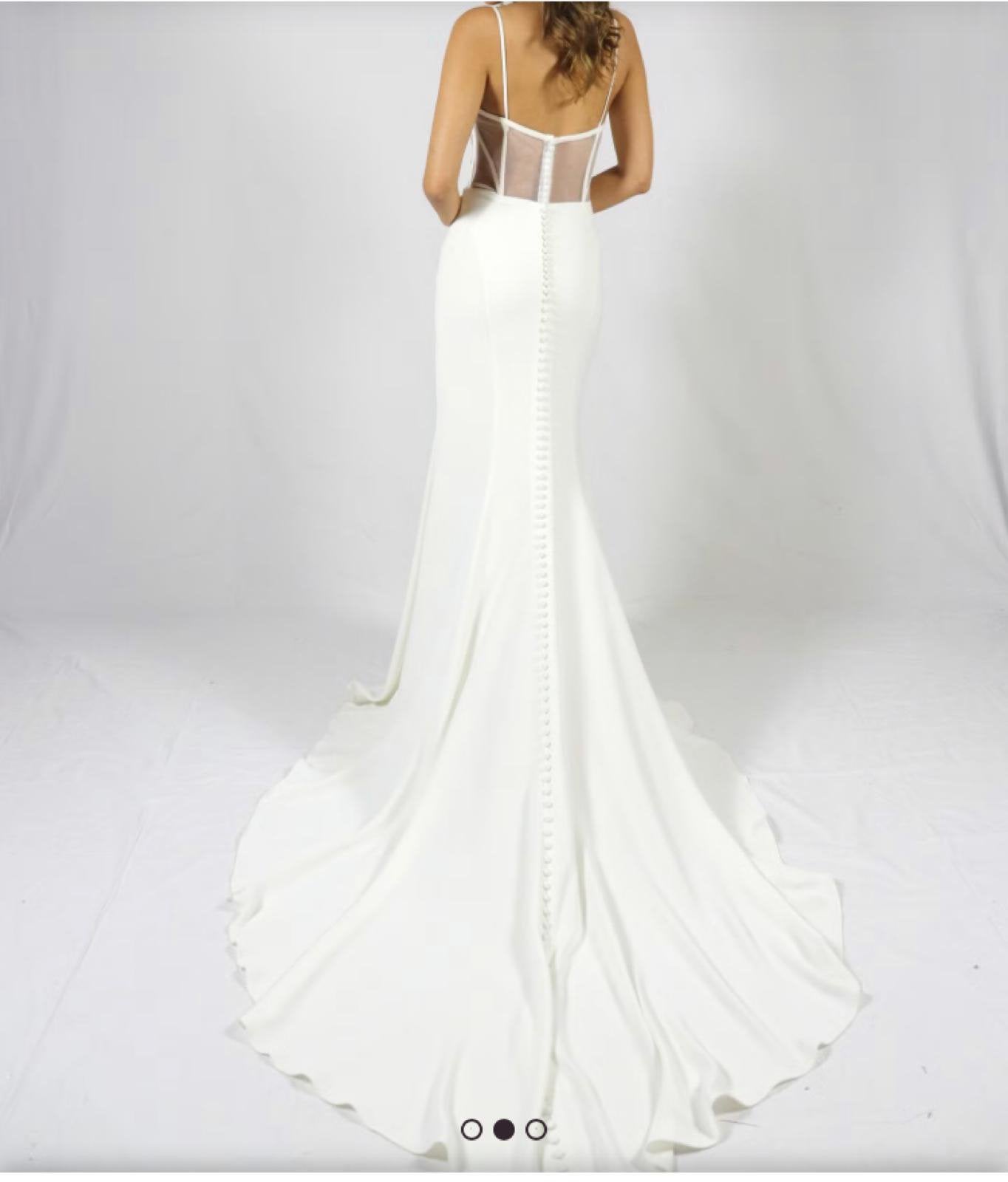 Trouwjurk bij Weddings met laang sleep/knopen (Size S/M), Ophalen of Verzenden, Zo goed als nieuw, Wit, Trouwjurk