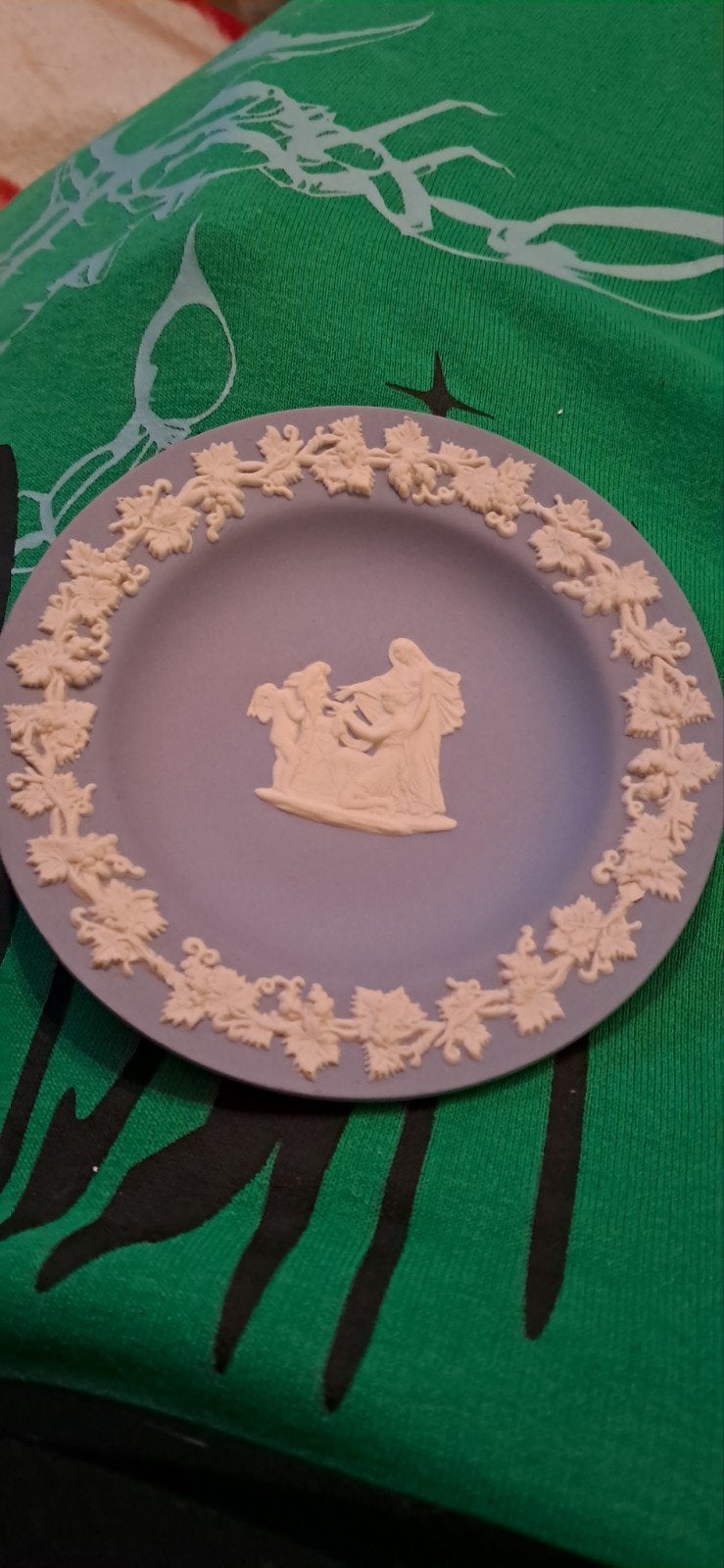 Wedgwood Jasperware paars blauw sierplaat met reliëf, Ophalen of Verzenden