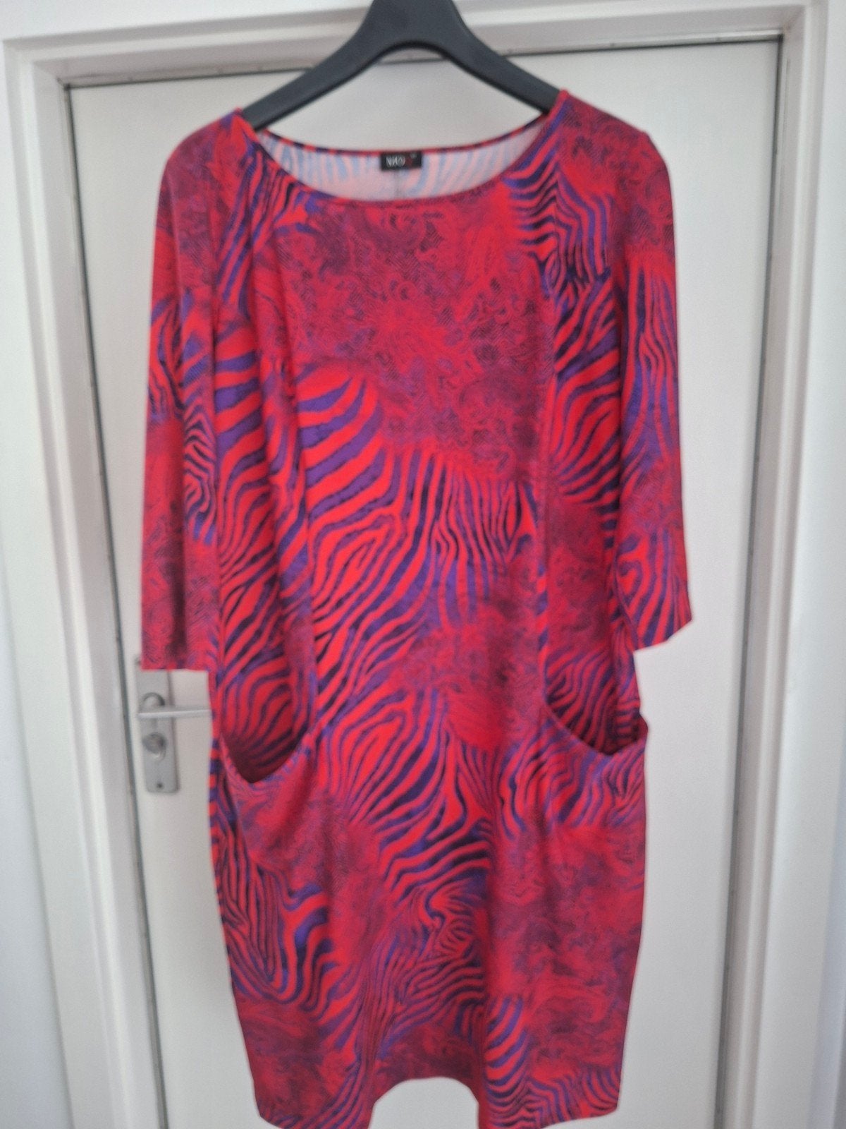 Kleurige jurk van het merk MOQ, Kleding | Dames, Maat 42/44 (L), Ophalen of Verzenden, Zo goed als nieuw, Knielengte