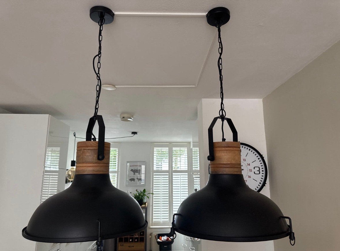 Set van 2 industriële hanglampen, zwart met hout, Ø 45 cm, Ophalen of Verzenden, Zo goed als nieuw, Hout