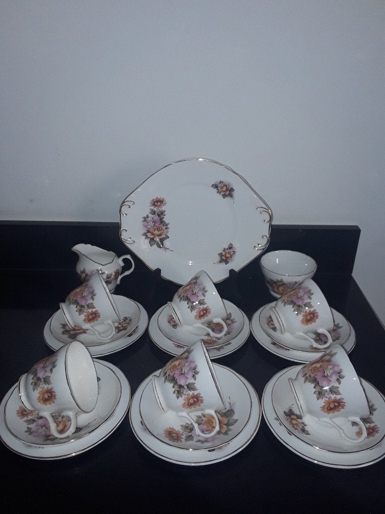 Chique engels thee&gebakservies met rozen, Verzenden