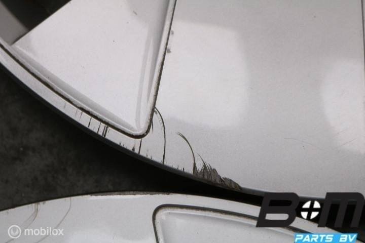 Org 18 inch wieldoppen VW ID3 10A601147, Gebruikt, Band(en)