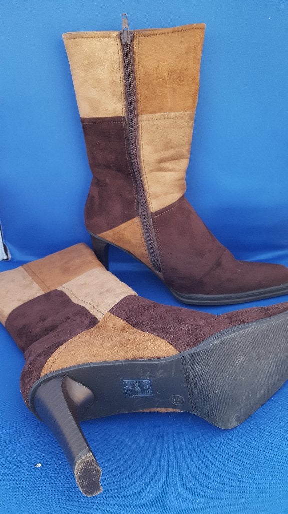 Dameslaarzen, hoge hak, bruine patches, suede, mt. 39. 1A6, Tweedehands verkoop, Bruin, Ophalen of Verzenden, Hoge laarzen