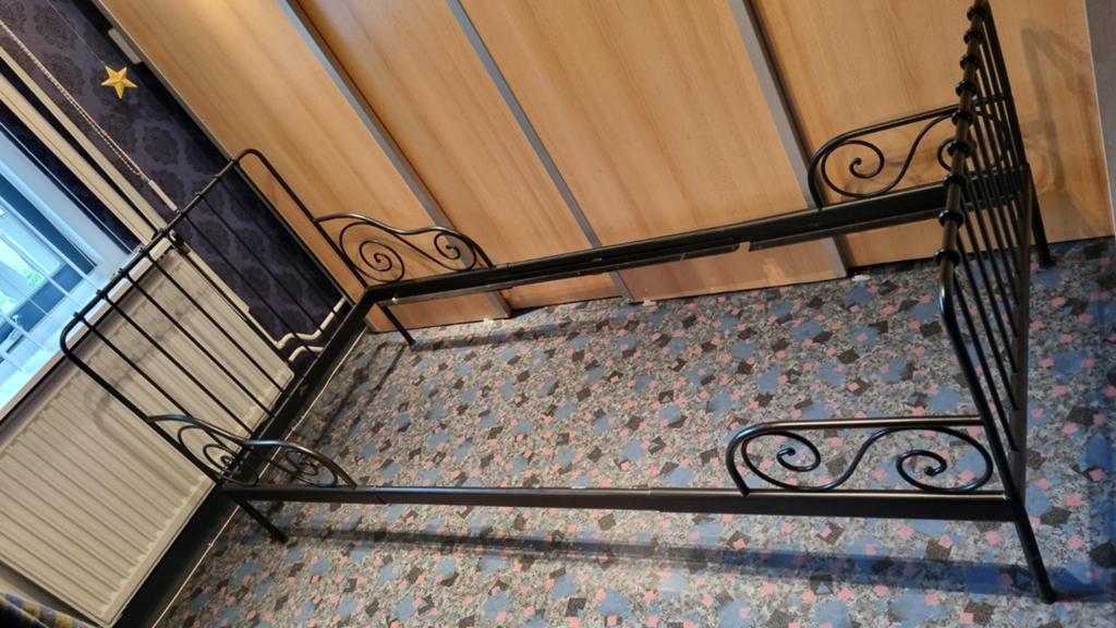 In lengte verstelbaar metalen bed., Verstelbaar, 90 cm, Eenpersoons, Hout