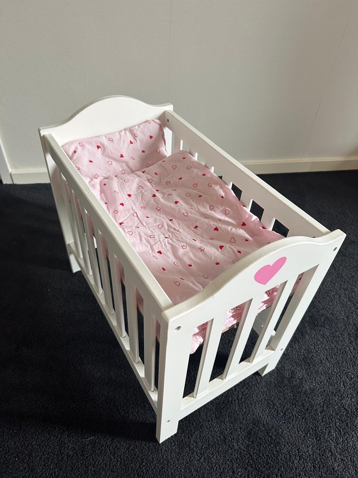 Houten Poppenbedje met toebehoren, Ophalen, Zo goed als nieuw, Babypop