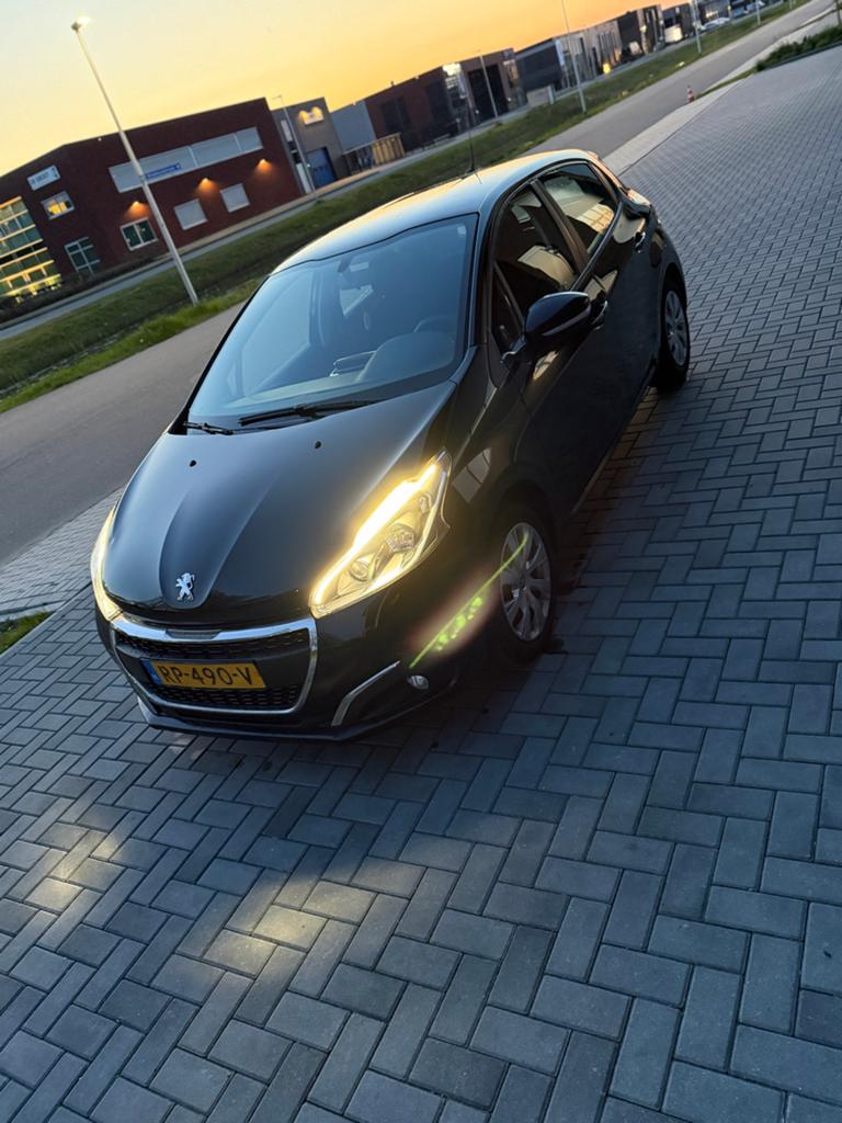 Peugeot 208 1.2 VTI 60KW/82PK 5-D 2018 Zwart, Auto's, Voorwielaandrijving, 31 €/maand, 1199 cc, Parkeersensor