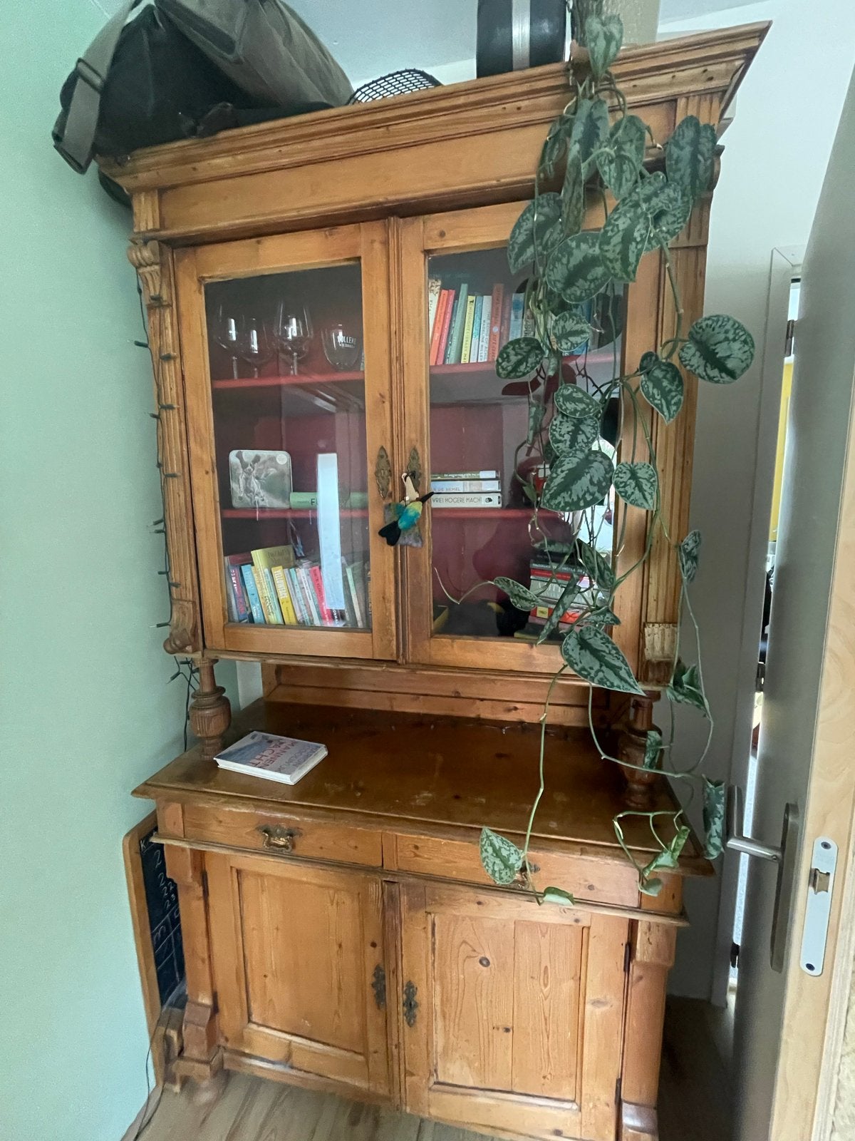 Antieke houten buffetkast met vitrine en lades, Ophalen