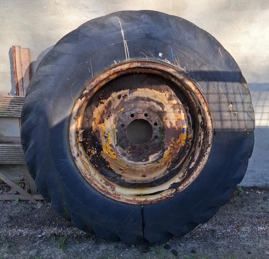 Gratis tractorband met velg,  130 bij 40, Ophalen, Gebruikt, Overige soorten