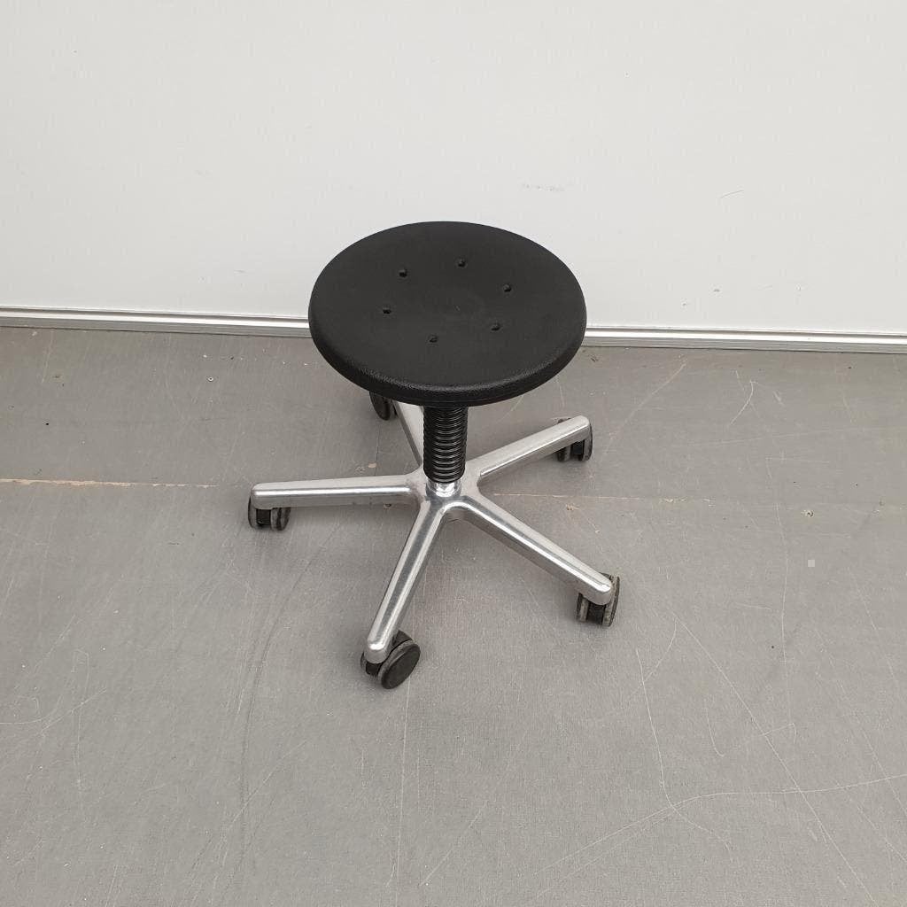 Score kruk - zwarte PU zitting krukje verrijdbaar, Huis en Inrichting, Krukjes, Ophalen, Gebruikt, Overige materialen