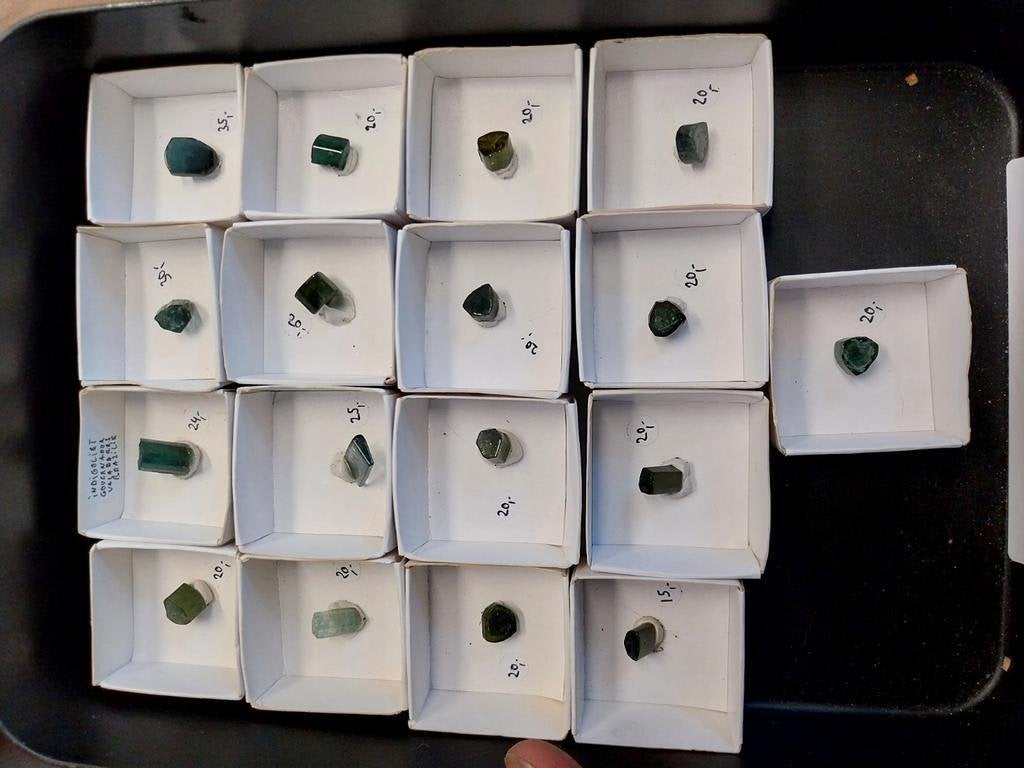 Lot met ruwe en gepolijste toermalijn kristallen, Ophalen of Verzenden, Mineraal