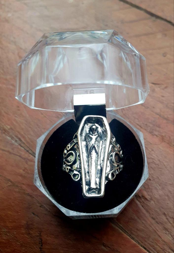 Zilverkleurige doodskist ring - Gothic stijl, IJzer of Staal, Ophalen of Verzenden, Zo goed als nieuw, 17 tot 18