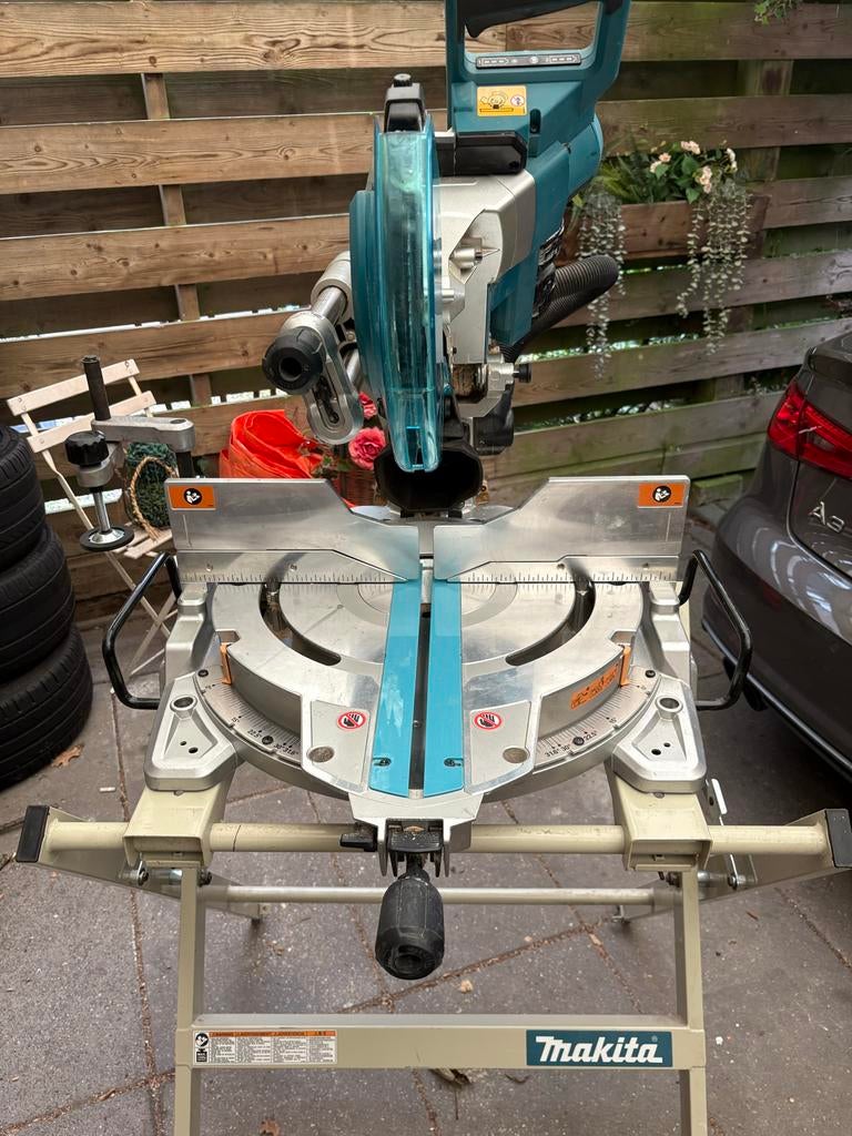Makita afkortzaag accu compleet met standaard, Doe-het-zelf en Verbouw, Ophalen, Gebruikt, 70 mm of meer, Afkortzaag