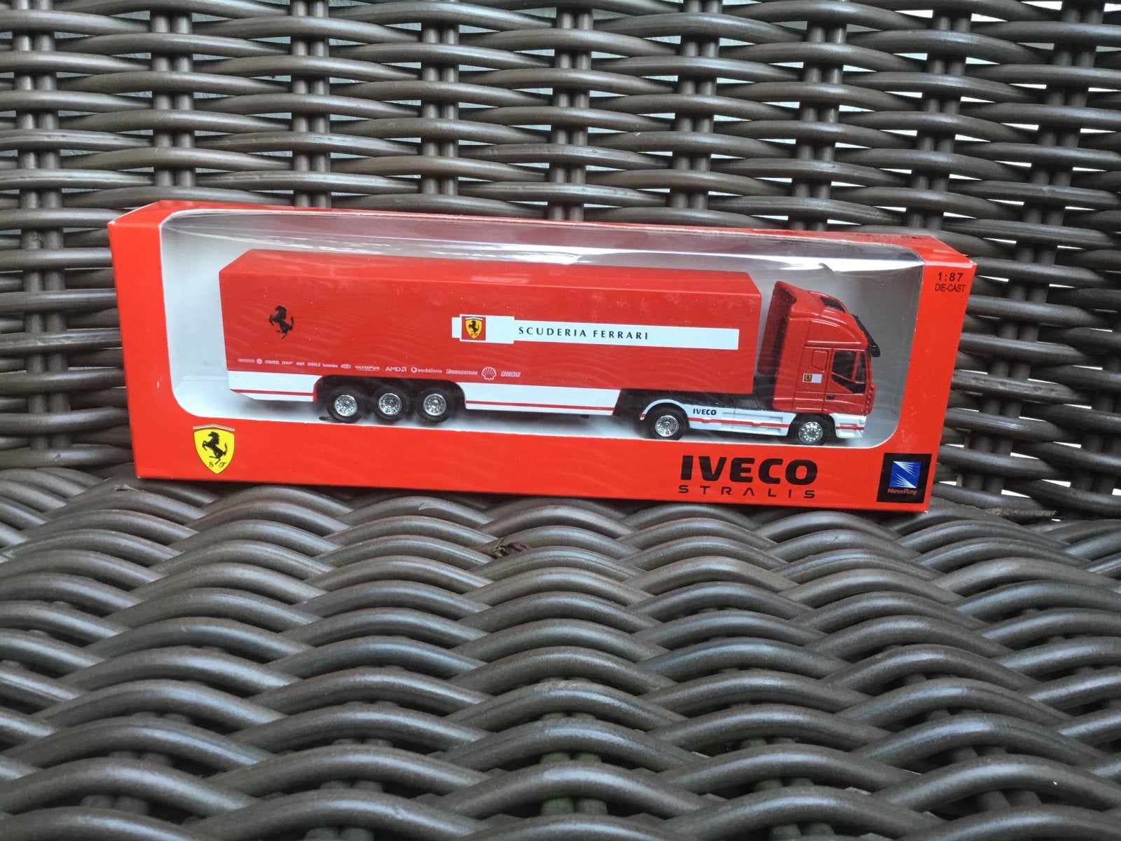 New Ray Iveco Stralis Scuderia Ferrari in ovp, Ophalen of Verzenden, Zo goed als nieuw, Bus of Vrachtwagen, Overige merken