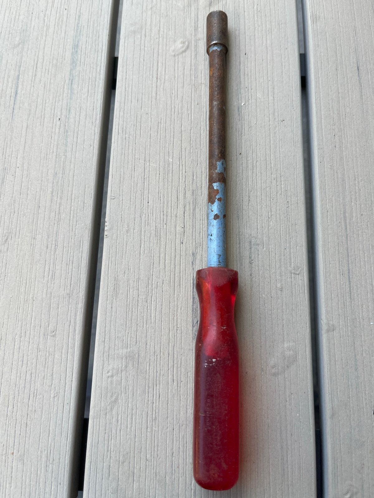 Gebruikte dopsleutel met rood handvat