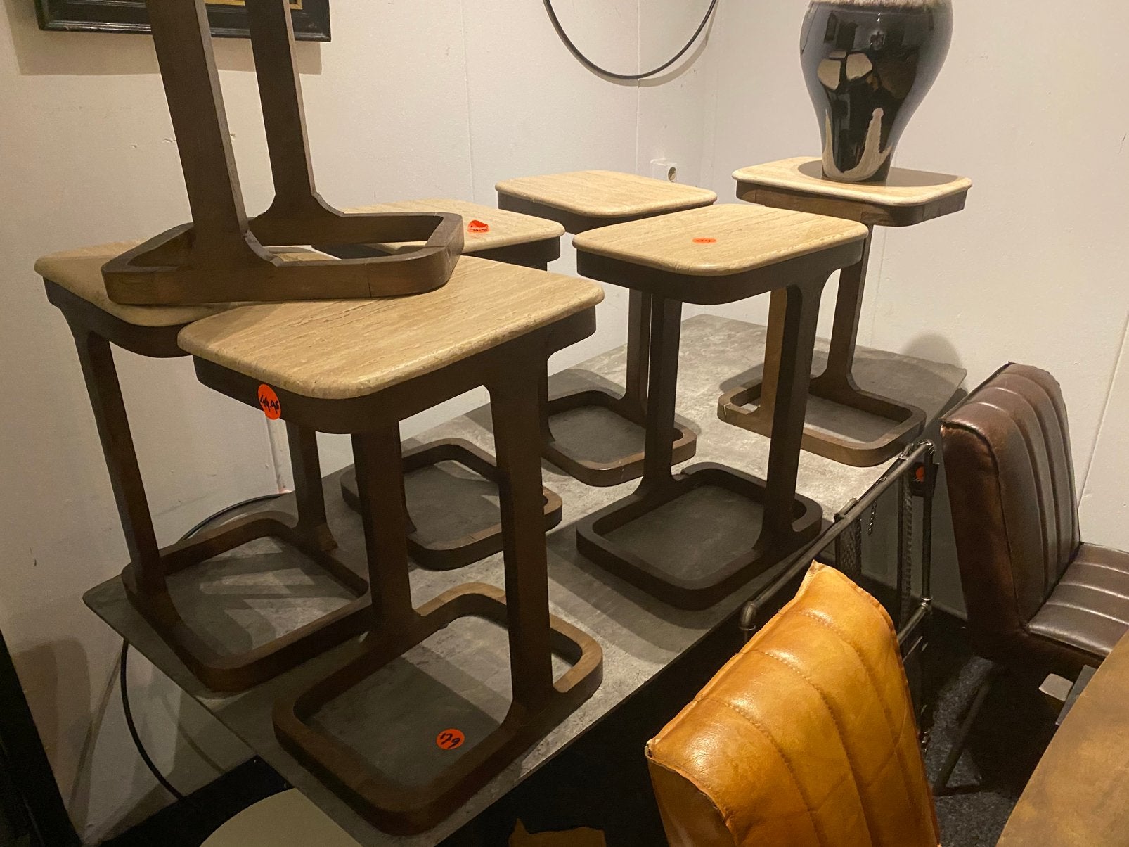 Bijzettafel Tyler: Echt Travertin & Mangohout - 30x40 cm, Huis en Inrichting, Tafels | Bijzettafels, Minder dan 55 cm, Nieuw, Rechthoekig