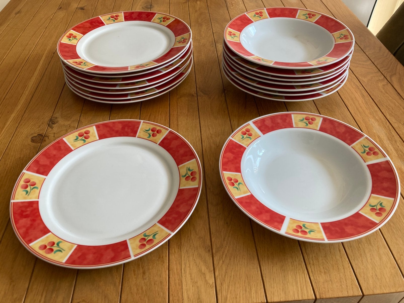 borden in leuke kleuren, 8x diep (22cm) en 8x plat (24cm), Ophalen, Zo goed als nieuw, Bord(en), Overige stijlen