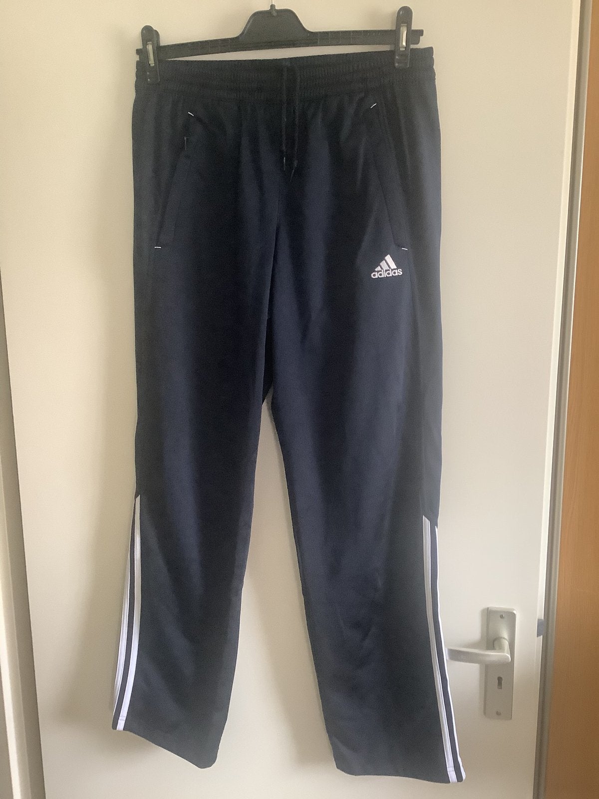 Nieuwe donderblauwe ADIDAS trainingbroek maat 5 (50)., Ophalen of Verzenden, Nieuw, Maat 48/50 (M), Blauw
