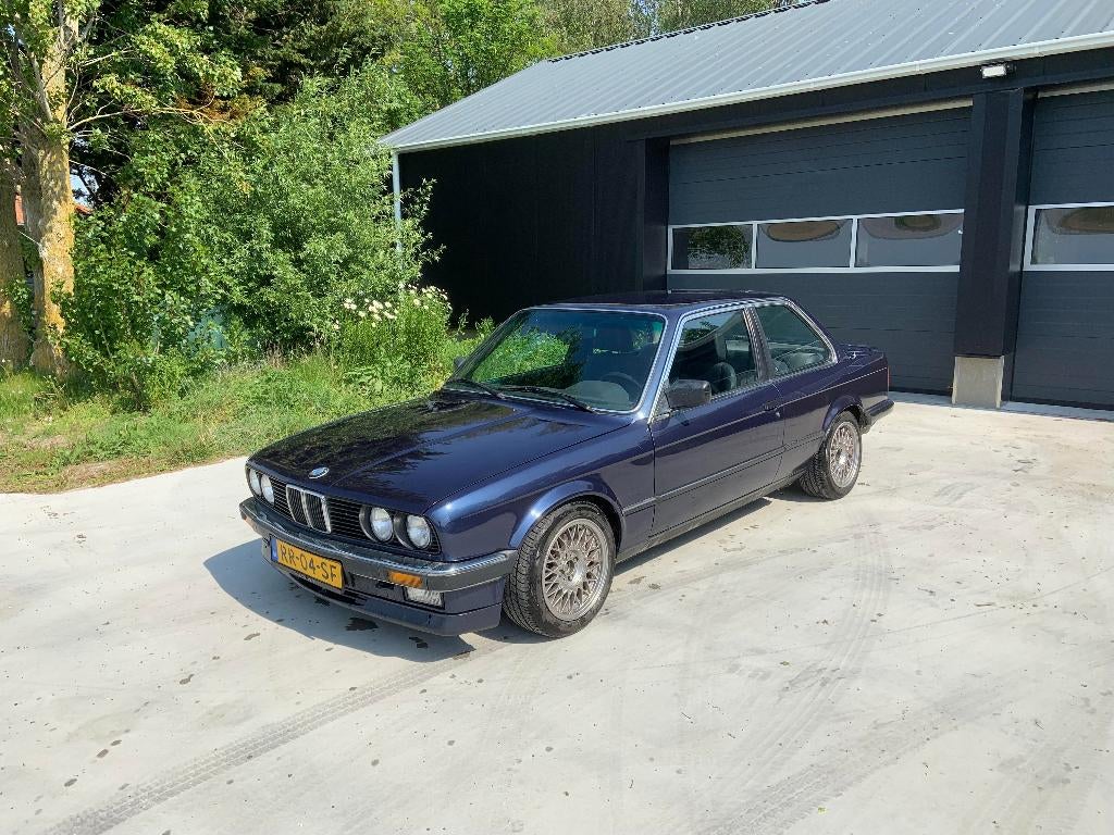 BMW 3-Serie E30 325i coupe 1987 Blauw APK - 02-2028, Auto's, Achterwielaandrijving, Zwart, Blauw, Origineel Nederlands