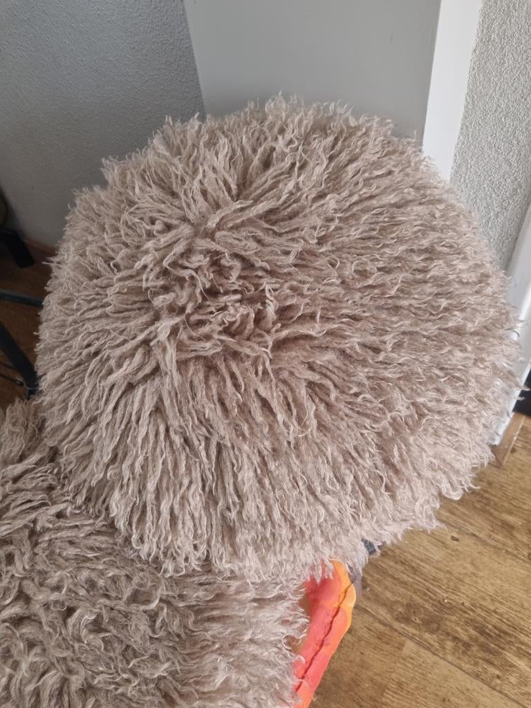 Set van 2 ronde beige kussens met lange haren, Ophalen of Verzenden, Gebruikt, Beige, Rond