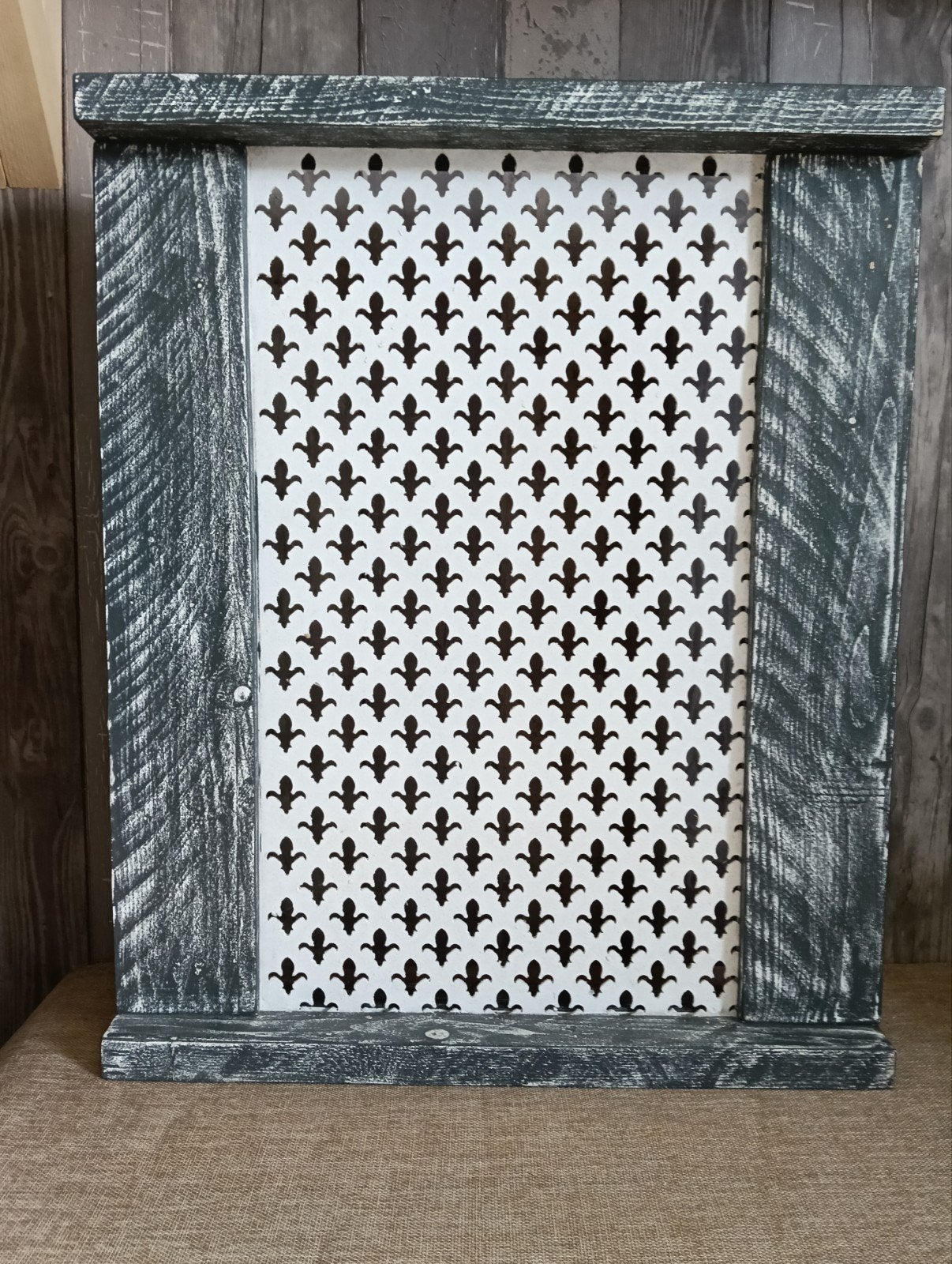 Houten ornament met Franse lelie - 62x10x63 cm, Canadezenlaan 4 Dokkum, Hout, Gebruikt, La Rentree