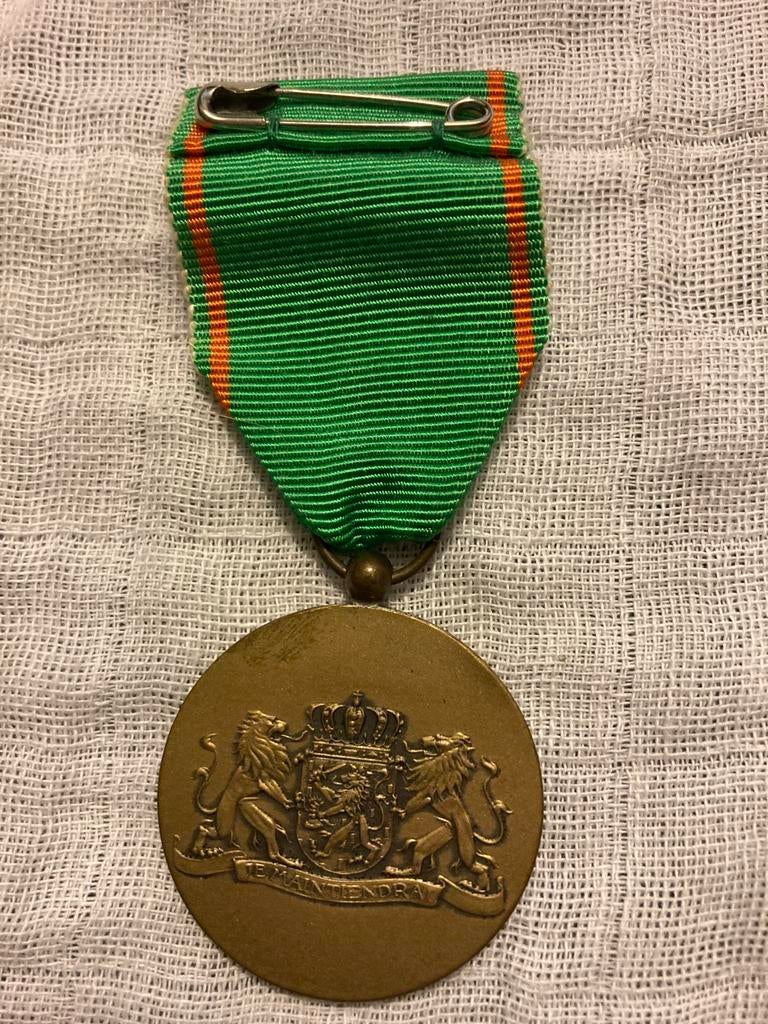 Bronzen Herinneringsmedaille 1940-1945 met lint, Postzegels en Munten, Penningen en Medailles, Ophalen of Verzenden, Brons, Nederland