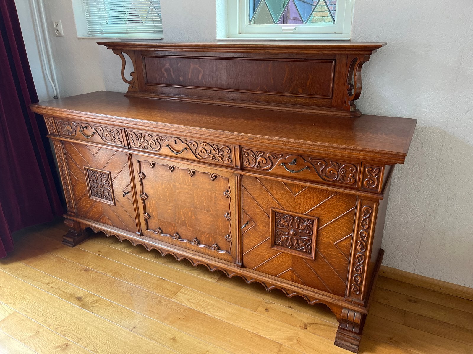 Antiek eiken dressoir met sierlijk houtsnijwerk, Ophalen