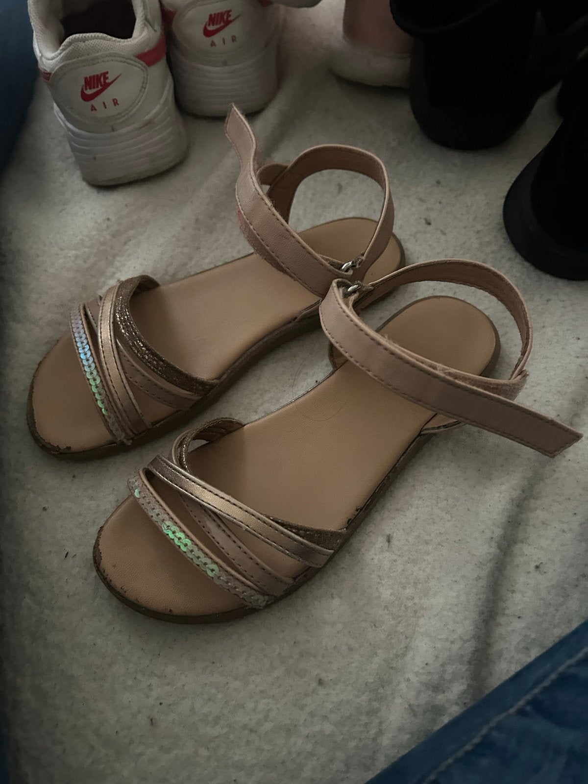 Gedragen gouden sandalen met bandjes 33/34, Kleding | Dames, Schoenen, Ophalen, Gedragen, Overige kleuren, Sandalen of Muiltjes