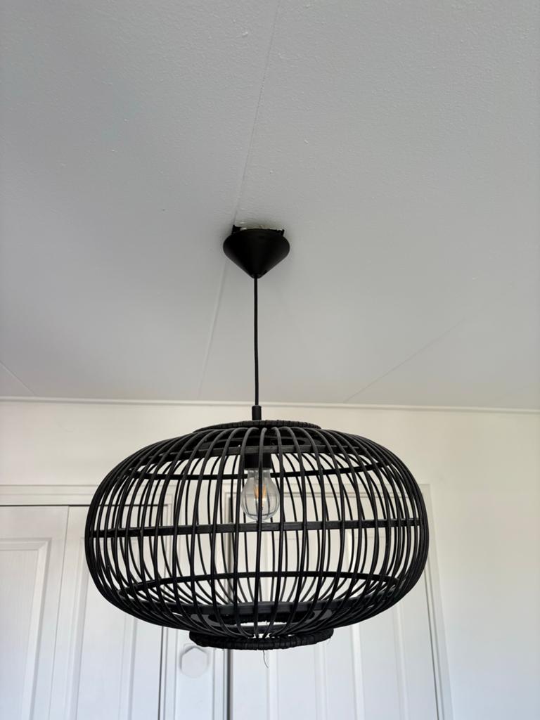 Zwarte rotan hanglamp - Modern en sfeervol, Huis en Inrichting, Ophalen of Verzenden, Zo goed als nieuw, Hout, 50 tot 75 cm