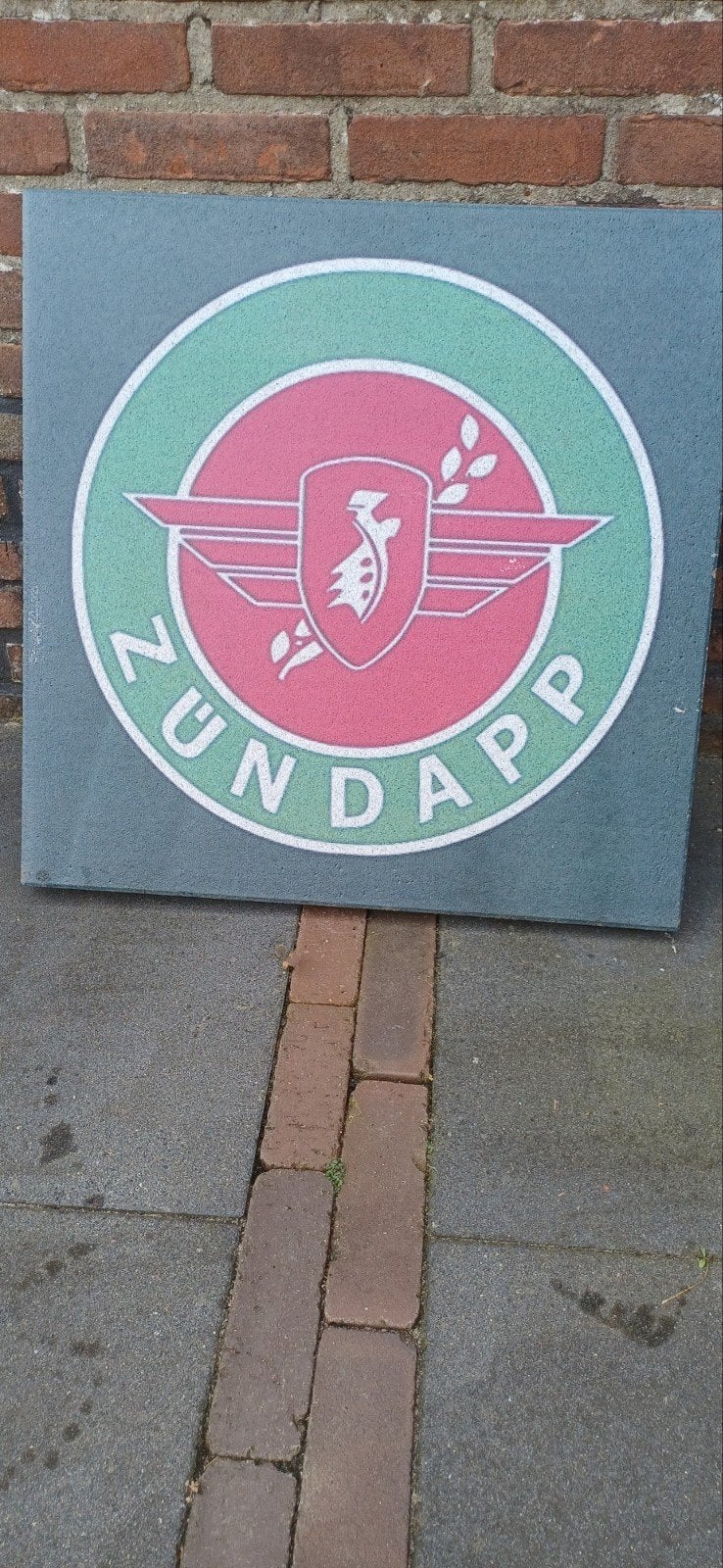 Tegel met Zundapp logo, Ophalen