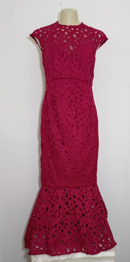 Donkerrode lange jurk van kant van Chi Chi London, Kleding | Dames, Jurken, Verzenden, Nieuw, Maat 38/40 (M), Rood