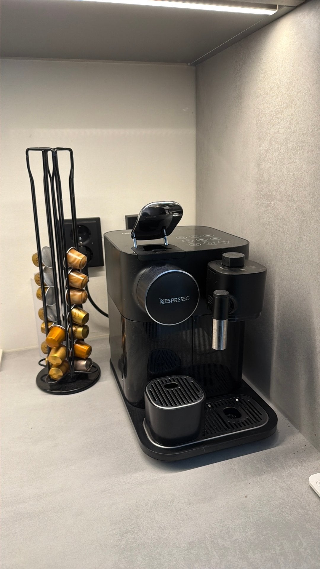 De'Longhi Nespresso Gran Lattissima Zwart, Ophalen, Koffiemachine, Zo goed als nieuw, 1 kopje