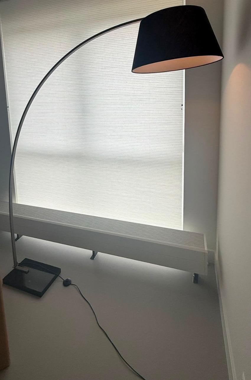 Kave Home Juhe Booglamp - Zwart met Marmeren Voet, Ophalen, 200 cm of meer, E27 (groot), Zo goed als nieuw