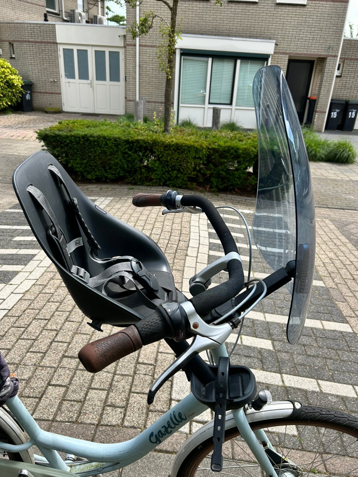 Urban Iki kinderstoeltje + windscherm + twee adapters, Fietsen en Brommers, Fietsaccessoires | Fietsstoeltjes, Ophalen, Gebruikt