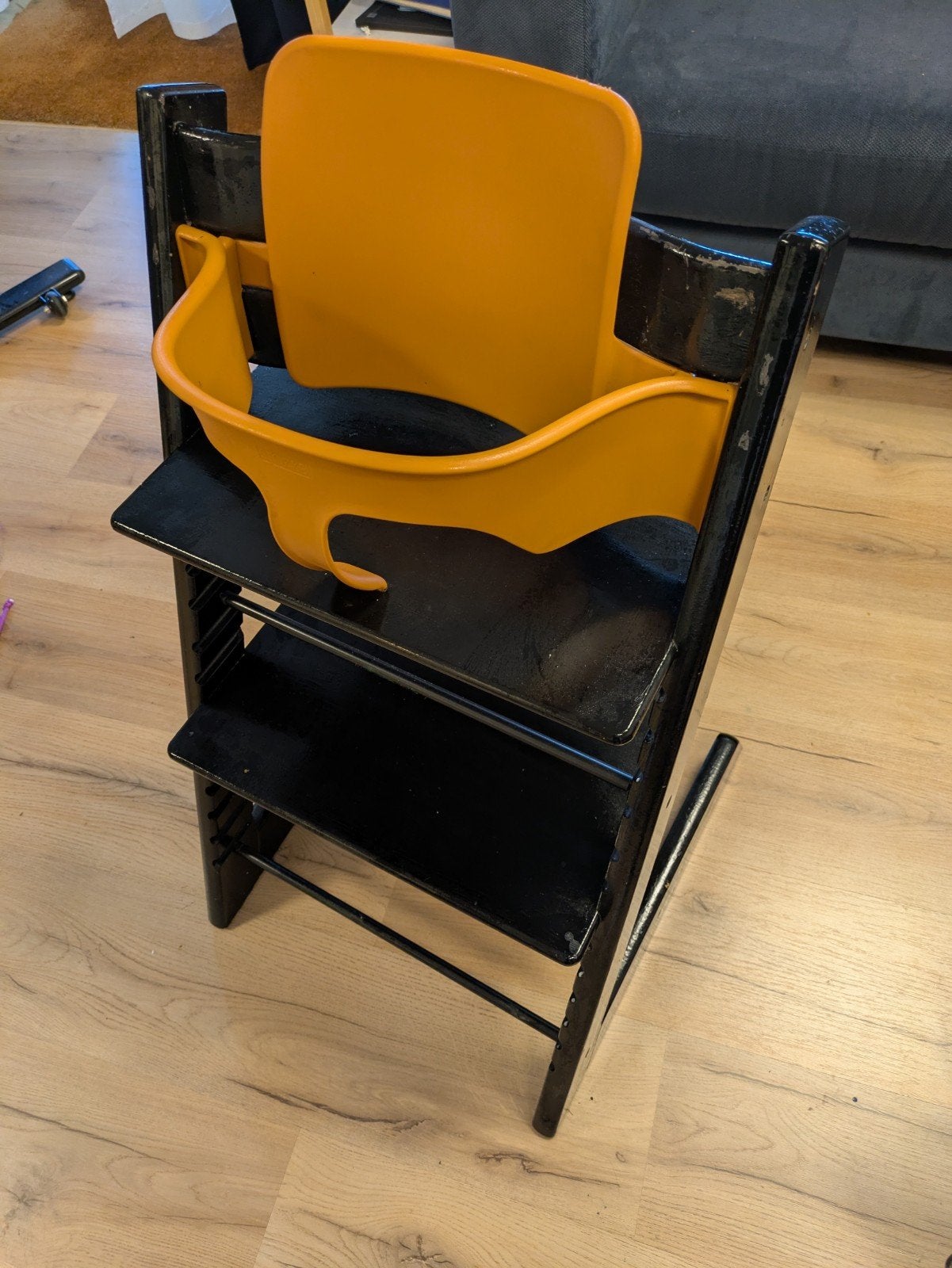 Stokke kinderstoel zwart met okergeel zitje, Ophalen of Verzenden, Gebruikt, Meegroeistoel