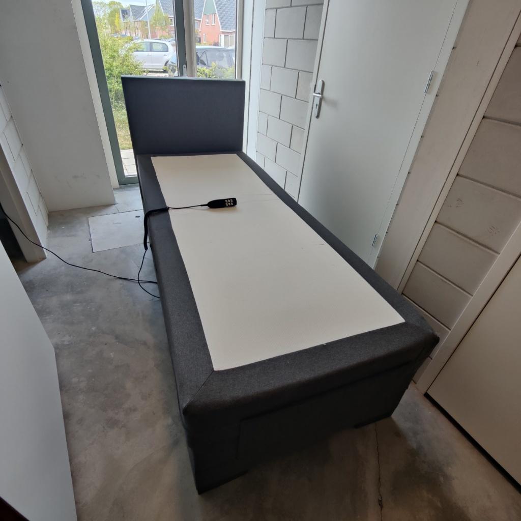 Elektrische Boxspring 220x90 XL Verstelbaar – Swiss Sense, Huis en Inrichting, Slaapkamer | Boxsprings, Ophalen, 90 cm, Zo goed als nieuw