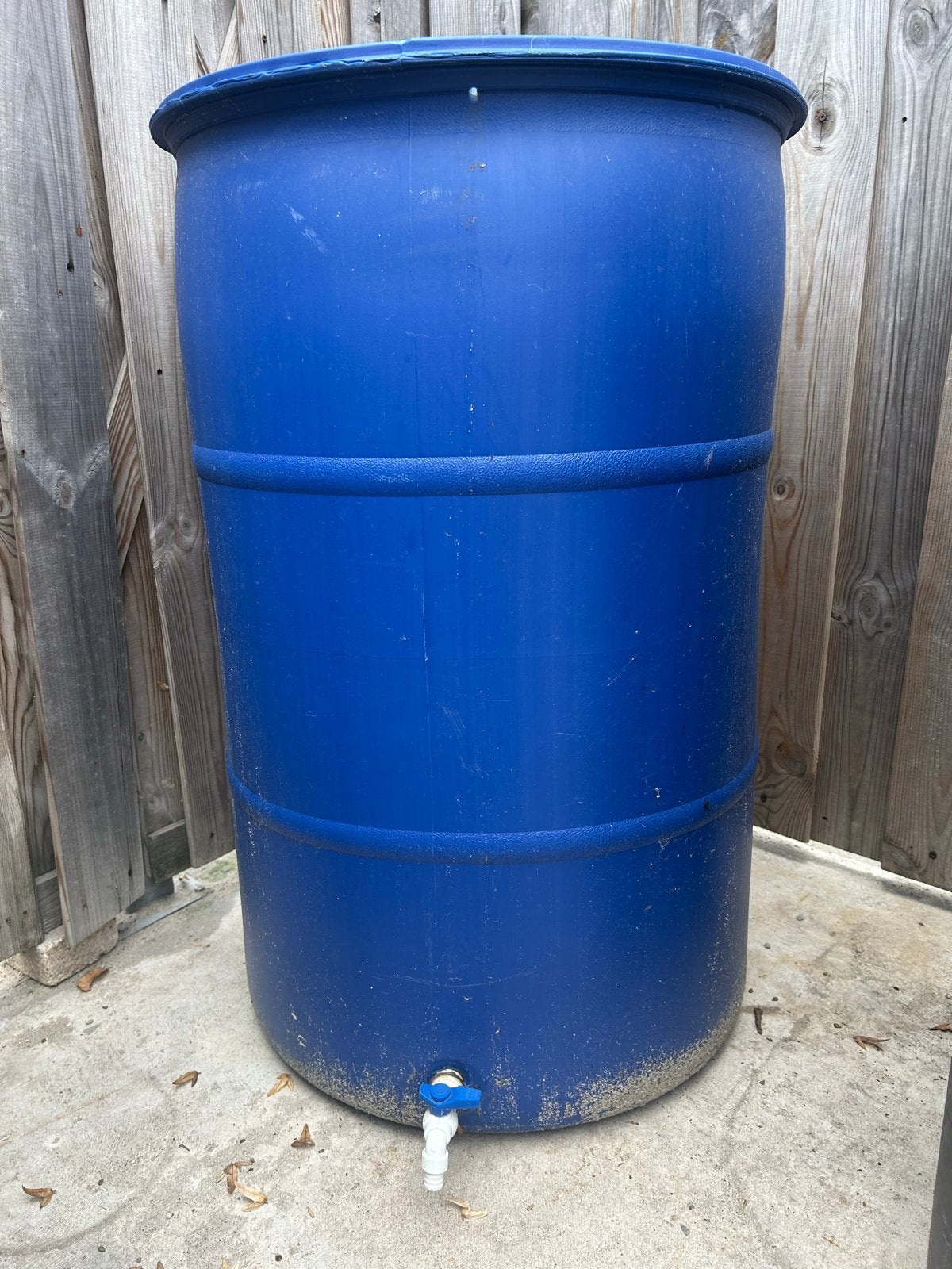 Blauwe vat met kraantje gebruikt voor petroleum, Ophalen, Gebruikt
