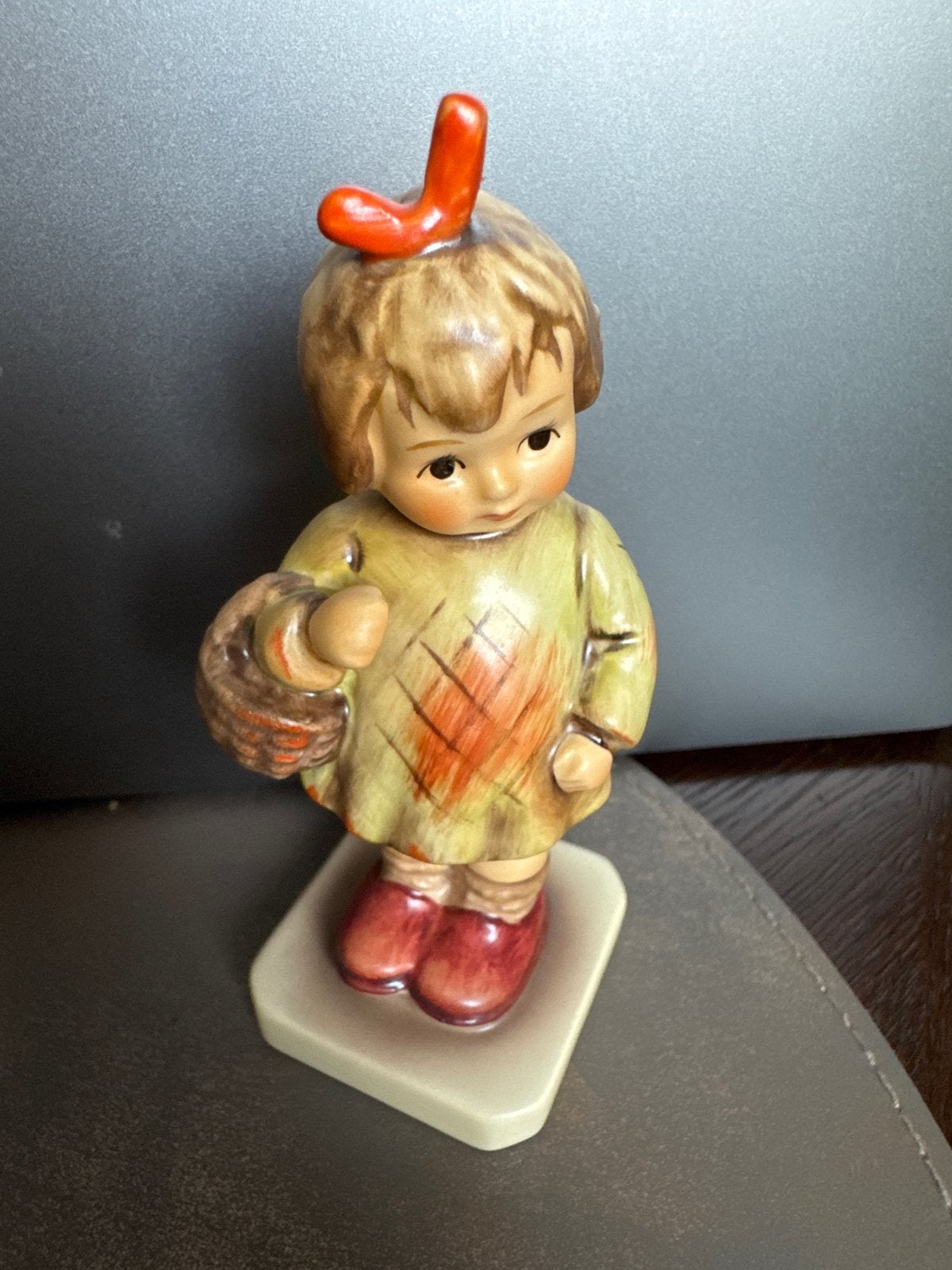 M.I. Hummel Club Goebel beeldje - Jongen met mandje, Verzamelen, Ophalen of Verzenden, Zo goed als nieuw