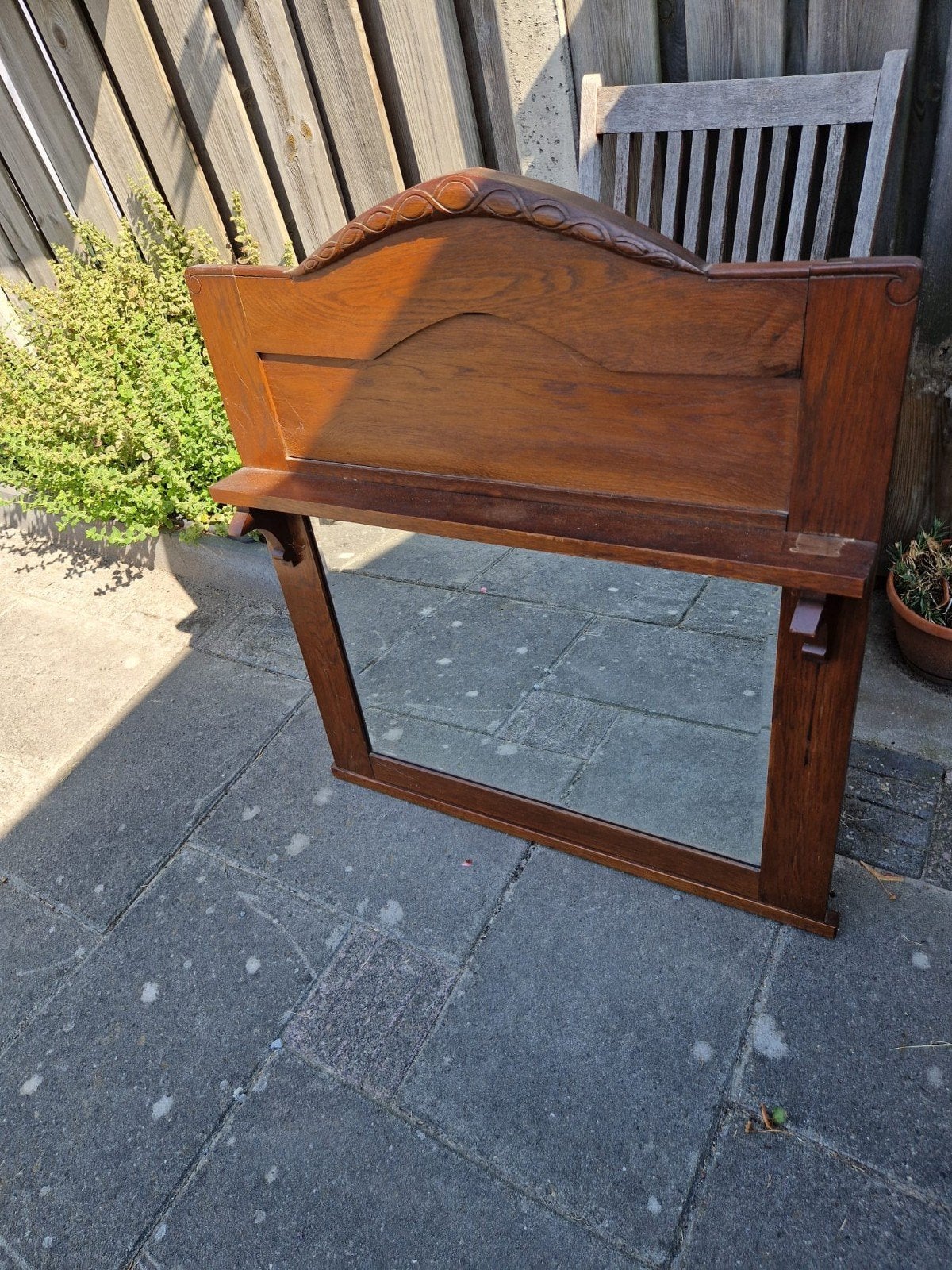 Antieke spiegel met houten lijst en decoratieve kuif, Ophalen, Rechthoekig, 50 tot 100 cm, Minder dan 100 cm