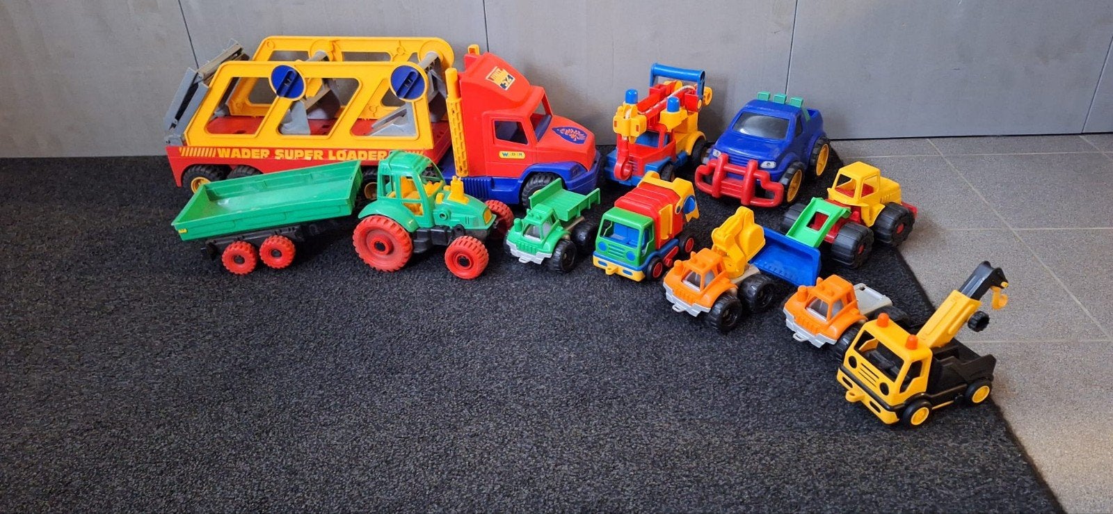 Grote set speelgoedvoertuigen: vrachtwagens, tractor, kranen, Ophalen, Gebruikt