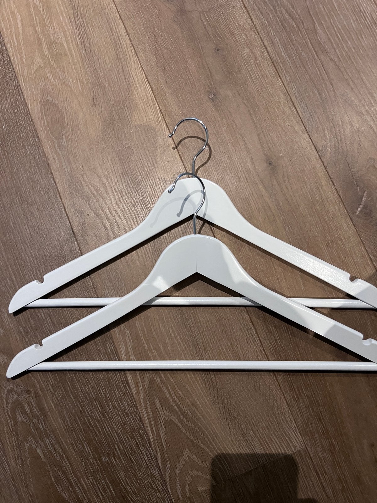 600x Licht geknikte witte houten kledinghangers met broeklat, Kleding | Dames, Ophalen, Nieuw, Hout, Volwassenen