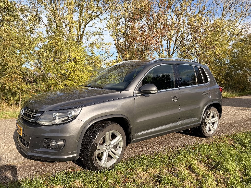 Volkswagen Tiguan 2.0 TDI R-Line 2.000 kg trekgewicht EURO6, Voorwielaandrijving, Zwart, 4 cilinders, Leder