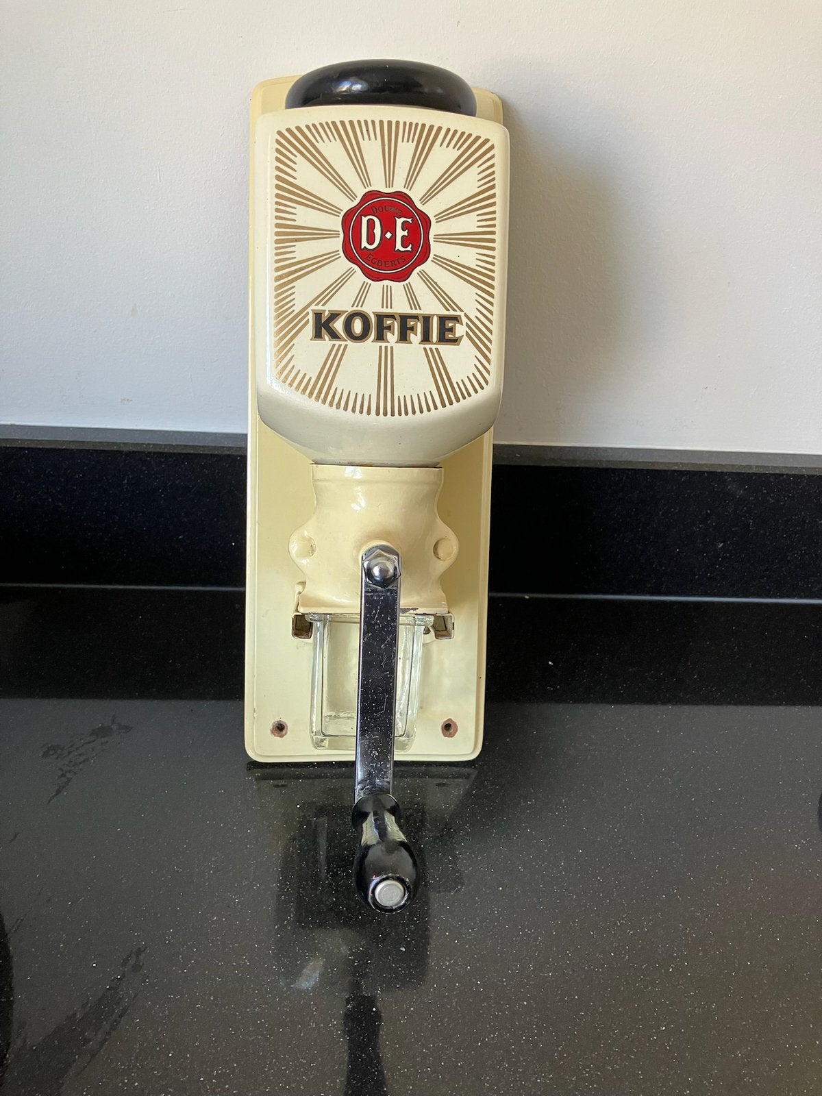 DE orginele wand koffie molen, Ophalen