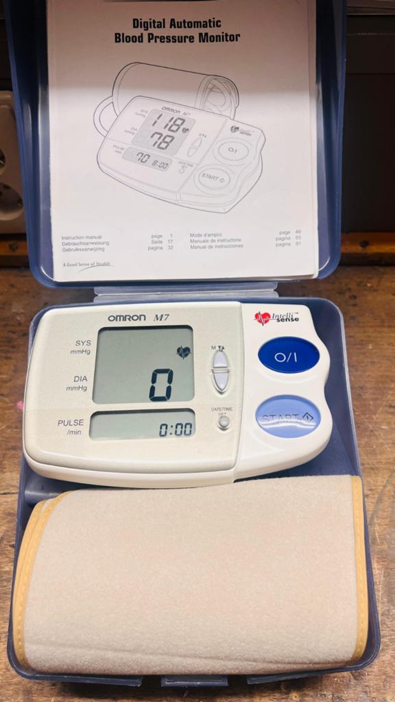 Omrom bloeddrukmeter bloodpressure izgs, Ophalen of Verzenden, Zo goed als nieuw