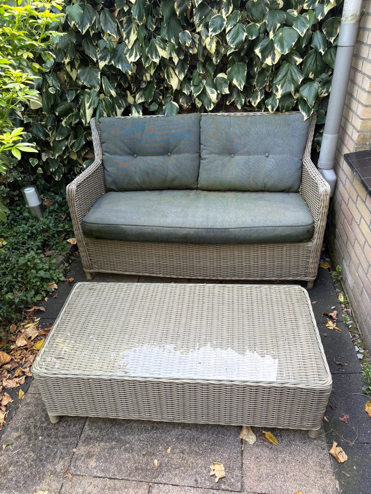 Bankje met kussens + tafeltje met glasplaat, Kunststof, Gebruikt, Bank, Tuinset